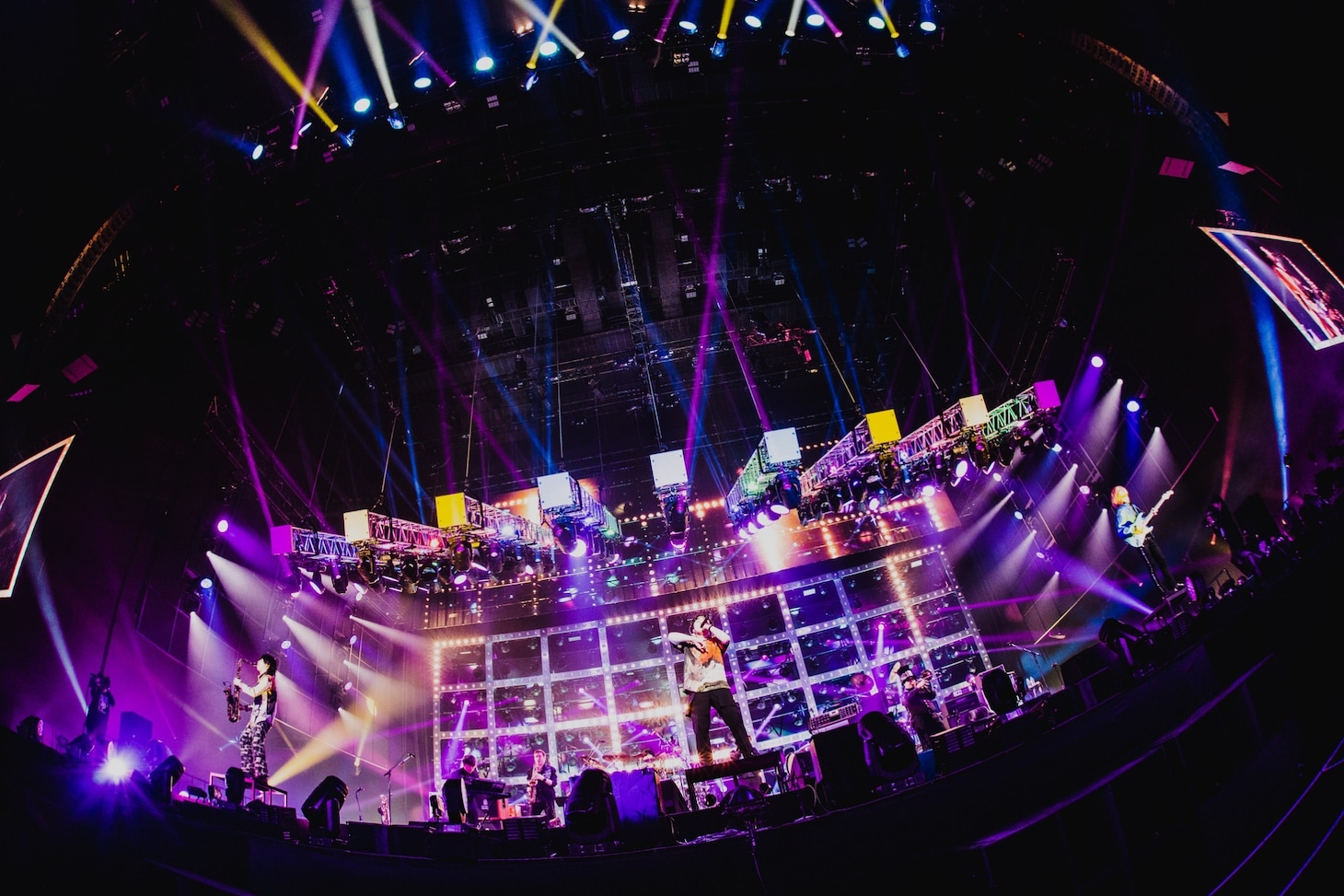 Official髭男dism「Official髭男dism one-man tour 2021-2022 -Editorial-」埼玉・さいたまスーパーアリーナ公演の様子。（Photo by "TAKAHIRO TAKINAMI"）