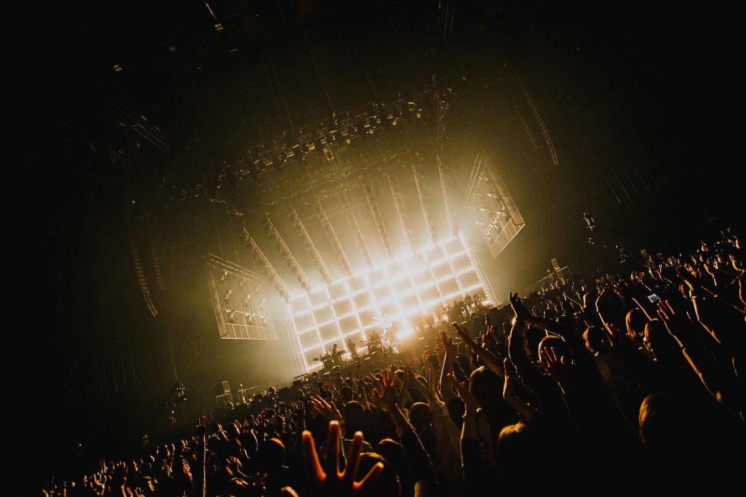Official髭男dism「Official髭男dism one-man tour 2021-2022 -Editorial-」埼玉・さいたまスーパーアリーナ公演の様子。（Photo by "TAKAHIRO TAKINAMI"）
