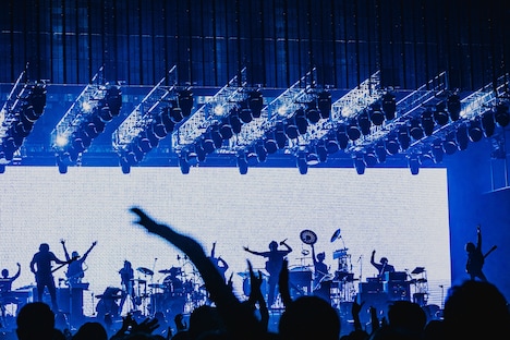 Official髭男dism「Official髭男dism one-man tour 2021-2022 -Editorial-」埼玉・さいたまスーパーアリーナ公演の様子。（Photo by "TAKAHIRO TAKINAMI"）