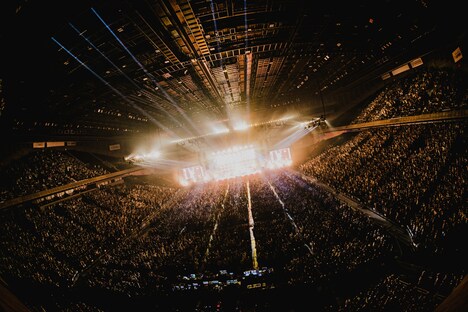 Official髭男dism「Official髭男dism one-man tour 2021-2022 -Editorial-」埼玉・さいたまスーパーアリーナ公演の様子。（Photo by "TAKAHIRO TAKINAMI"）