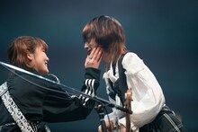 KATY（右）のリップを拭ってあげるHANA（左）。