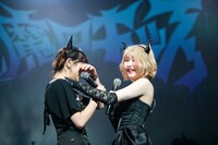 突然涙を流すかてぃ（左）。