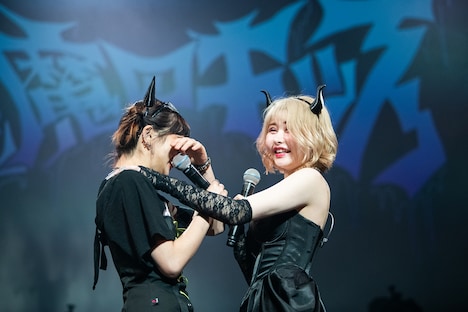 突然涙を流すかてぃ（左）。