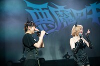 突然泣き出したかてぃ（左）を見てもらい涙を流す戦慄かなの（右）。