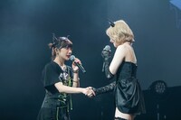 「悪魔night」より、握手するかてぃ（左）と戦慄かなの（右）。