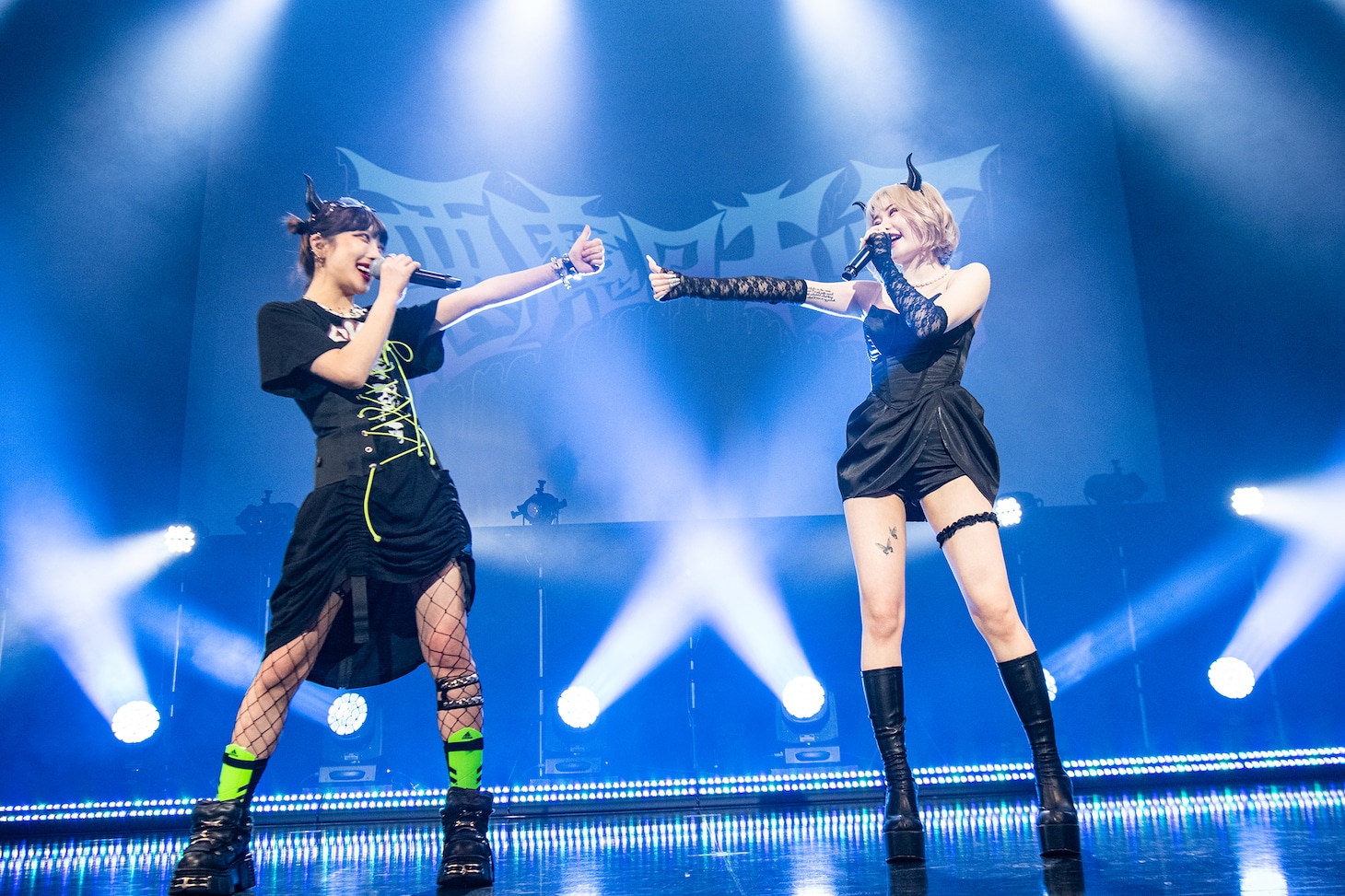 2022年4月28日に行われたイベント「悪魔night」の様子。目を合わせて歌うかてぃ（左）と戦慄かなの（右）。