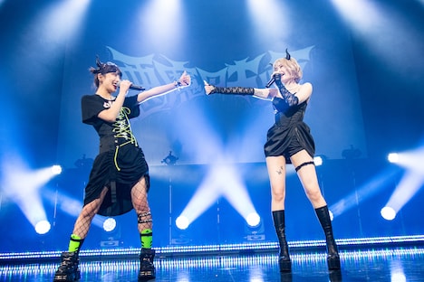 2022年4月28日に行われたイベント「悪魔night」の様子。目を合わせて歌うかてぃ(左)と戦慄かなの(右)。