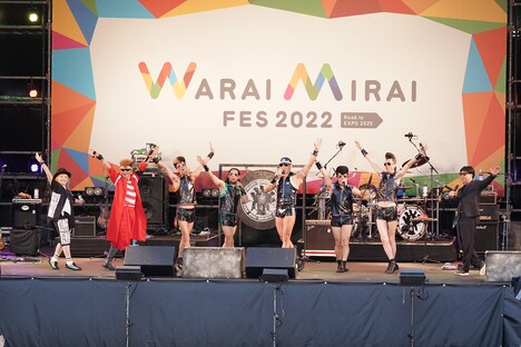 氣志團とまちゃまちゃのトークの様子。