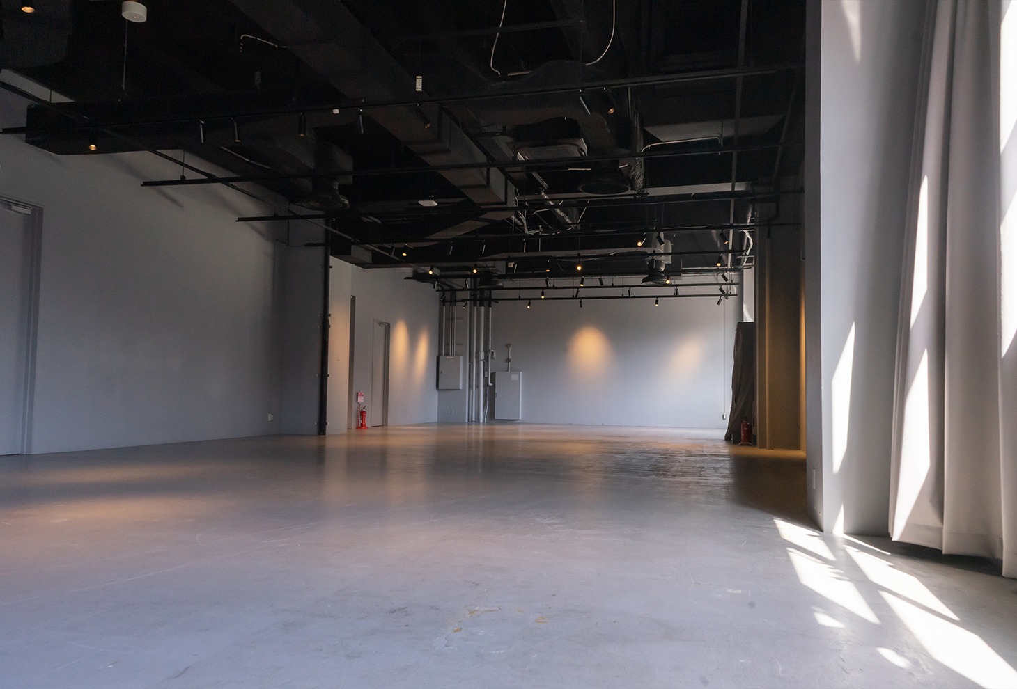 人気画像10位は「STUDIO COASTが横浜に移転し再オープン、駅から直結の隠れ家風ライブスペースに」より、YOKOHAMA COAST Room3。