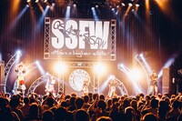 「大阪☆春夏秋冬 2022 TOUR Thanks for 10th ～歌い続ける僕らの唄～」ファイナル公演の様子。（撮影：西槇太一）