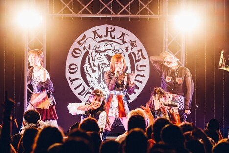 「大阪☆春夏秋冬 2022 TOUR Thanks for 10th ～歌い続ける僕らの唄～」ファイナル公演の様子。