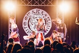 「大阪☆春夏秋冬 2022 TOUR Thanks for 10th ~歌い続ける僕らの唄~」ファイナル公演の様子。