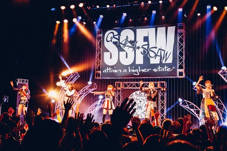 「大阪☆春夏秋冬 2022 TOUR Thanks for 10th ～歌い続ける僕らの唄～」ファイナル公演の様子。（撮影：西槇太一）