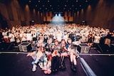 ファンと記念撮影する大阪☆春夏秋冬。(撮影:西槇太一)