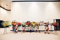 会場のロビーで記念撮影する大阪☆春夏秋冬。（撮影：西槇太一）