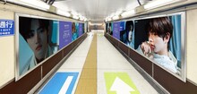 東京・原宿駅に掲出されているENHYPENの広告。 (P)&(C) BELIFT LAB Inc.