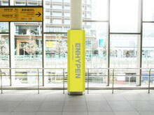 東京・原宿駅に掲出されているENHYPENの広告。 (P)&(C) BELIFT LAB Inc.