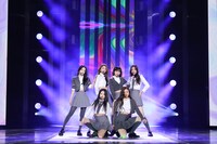 「Blue Flame」をパフォーマンスするLE SSERAFIM。（写真提供：SOURCE MUSIC）