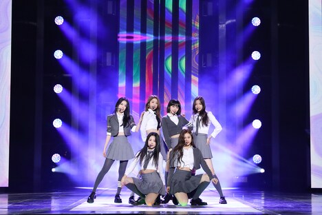 「Blue Flame」をパフォーマンスするLE SSERAFIM。（写真提供：SOURCE MUSIC）