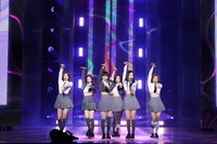 「Blue Flame」をパフォーマンスするLE SSERAFIM。（写真提供：SOURCE MUSIC）