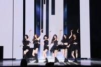 「FEARLESS」をパフォーマンスするLE SSERAFIM。（写真提供：SOURCE MUSIC）