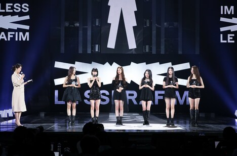 LE SSERAFIMのメディアショーケースの様子。（写真提供：SOURCE MUSIC）