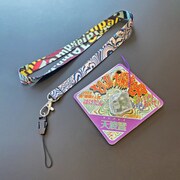 Tempalay「Q / 憑依さん」天国盤付属のネックストラップと“超小型おばけ探知機 ばけたん Tempalay ver.”。