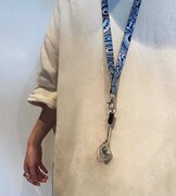 Tempalay「Q / 憑依さん」天国盤付属のネックストラップと“超小型おばけ探知機 ばけたん Tempalay ver.”。