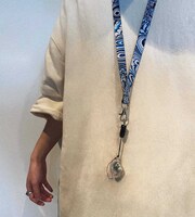 Tempalay「Q / 憑依さん」天国盤付属のネックストラップと“超小型おばけ探知機 ばけたん Tempalay ver.”。