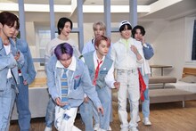 謎のポーズを取り始める川尻蓮、鶴房汐恩。