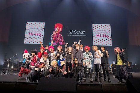 「hide Memorial Day 2022 Sing along Live "Hi-Ho!"」集合写真（撮影：上野宏幸 / 株式会社LINKSOLU）