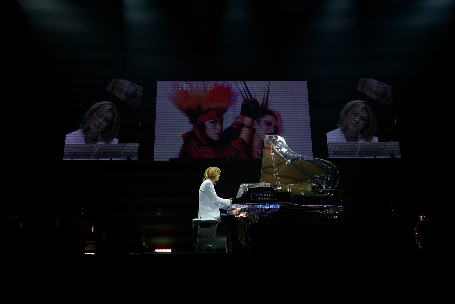「hide Memorial Day 2022 Sing along Live "Hi-Ho!"」に緊急参加したYOSHIKIのパフォーマンスの様子。（撮影：宮脇進）