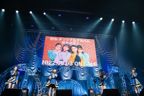 6thアルバムの発売が決定したことをファンに報告する東京女子流。