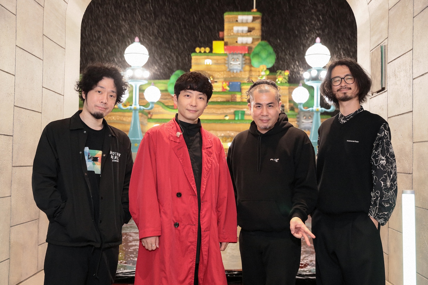 左から玉田豊夢、星野源、櫻田泰啓、長岡亮介。(c)NHK