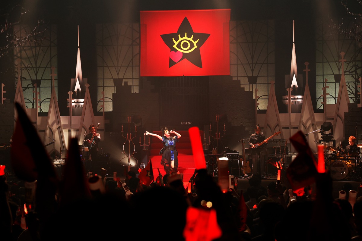 上坂すみれ「SUMIRE UESAKA LIVE TOUR 2022 超・革命伝説」ツアーファイナル公演の様子。（撮影：鈴木健太［KENTA Inc］）