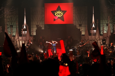 上坂すみれ「SUMIRE UESAKA LIVE TOUR 2022 超・革命伝説」ツアーファイナル公演の様子。（撮影：鈴木健太［KENTA Inc］）