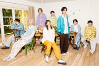 本田翼演じる仲町あす花と8LOOM。(c)TBS