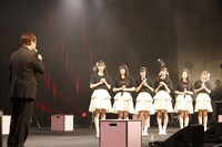 ukkaへの挨拶を述べるテイチクエンタテインメントの栗田秀樹社長。（提供：スターダストプロモーション）