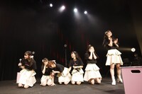 メジャーデビュー決定の発表を受けて歓喜するukka。