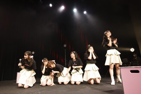 メジャーデビュー決定の発表を受けて歓喜するukka。