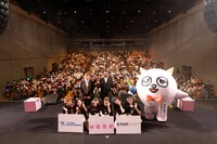 山本譲二、テイチクエンタテインメントの栗田秀樹社長、こぶしまると一緒に記念撮影するukka。（提供：スターダストプロモーション）