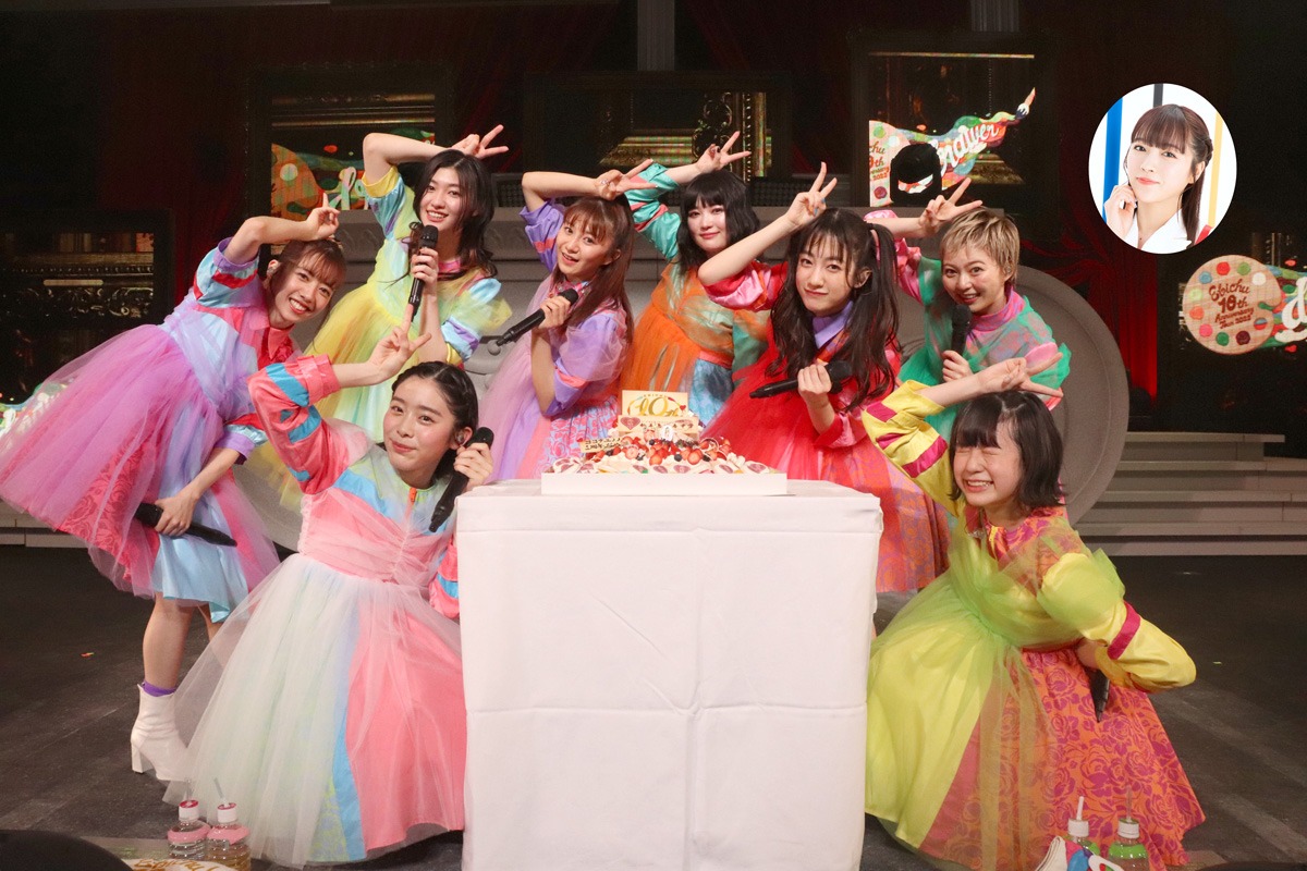 本日5月5日の大阪公演のステージで記念撮影する私立恵比寿中学。中山莉子は体調不良のため欠席。（写真提供：スターダストプロモーション）