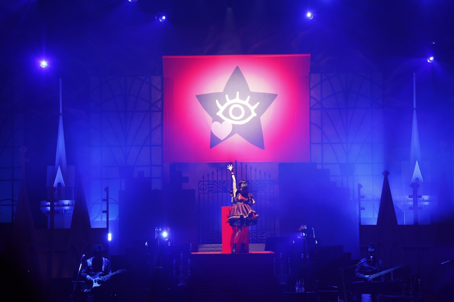 上坂すみれ「SUMIRE UESAKA LIVE TOUR 2022 超・革命伝説」ツアーファイナル公演の様子。（撮影：鈴木健太［KENTA Inc］）