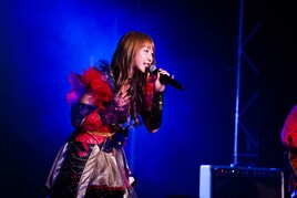 塩川莉世ソロプロジェクト・SHUGAR本格始動、新宿BLAZEでお披露目ライブ