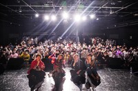 SHUGARお披露目ライブで撮影された記念写真。