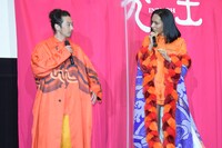 お互いの衣装を見合う森山未來とアヴちゃん（女王蜂）。