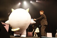 左からこぶしまる、テイチクエンタテインメントの栗田秀樹社長。（提供：スターダストプロモーション）