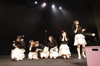 メジャーデビュー決定の発表を受けて歓喜するukka。（提供：スターダストプロモーション）