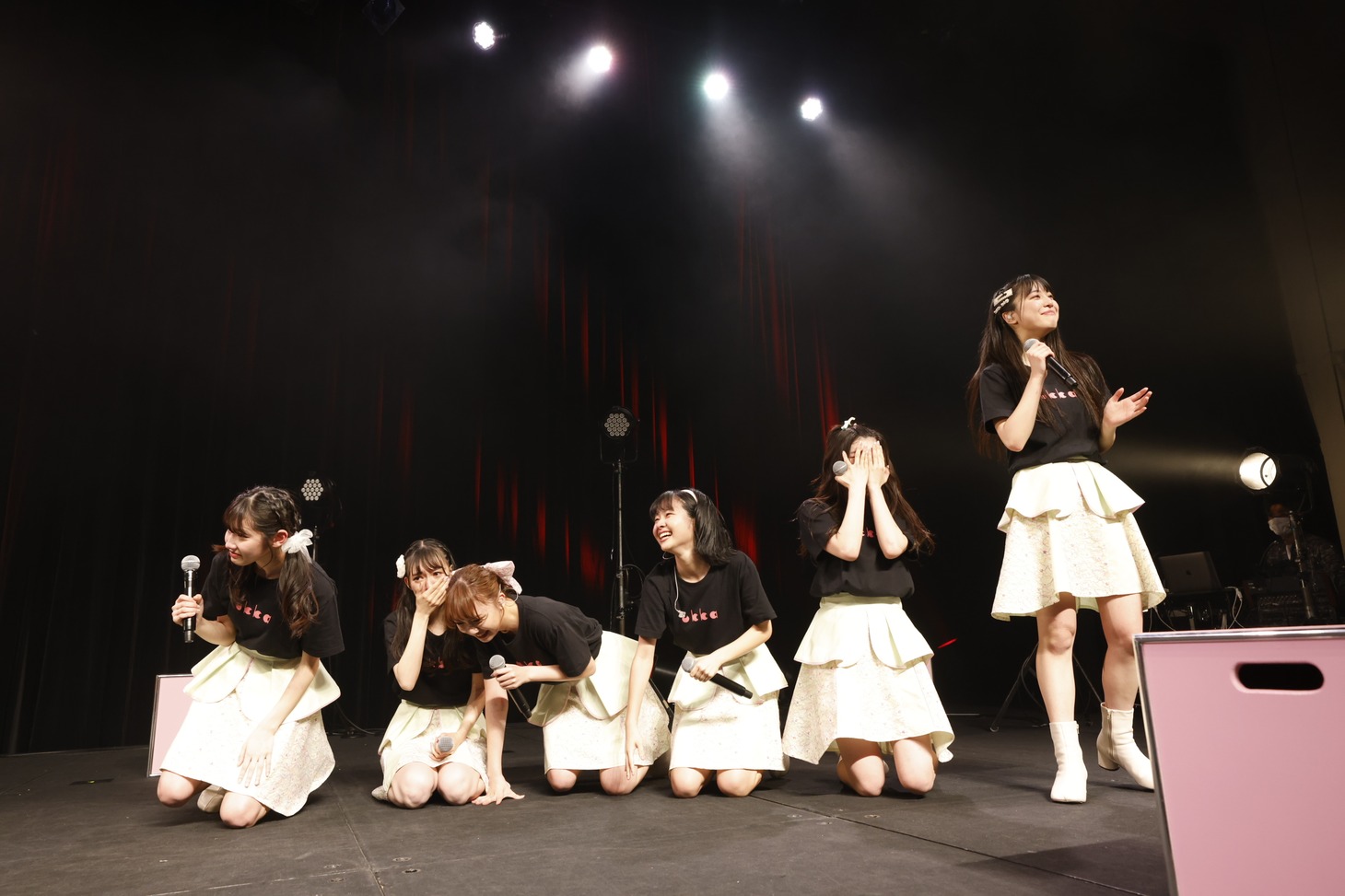 メジャーデビュー決定の発表を受けて歓喜するukka。（提供：スターダストプロモーション）