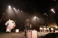 こぶしまるとテイチクエンタテインメントの栗田秀樹社長を呼び込む山本譲二。（提供：スターダストプロモーション）